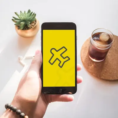 Smartphone mit einem Flugzeugicon für Urlaub- und
                        Abwesenheits-Verwaltung